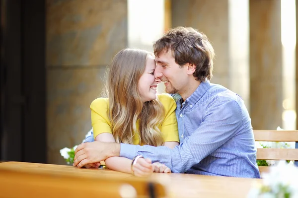 Feliz joven citas pareja — Foto de Stock