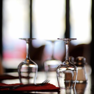 üç ayaklı büyük kadehler 