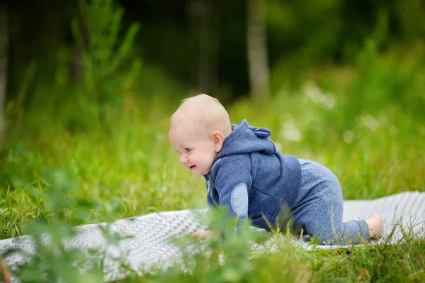 Kruipende babyjongen — Stockfoto