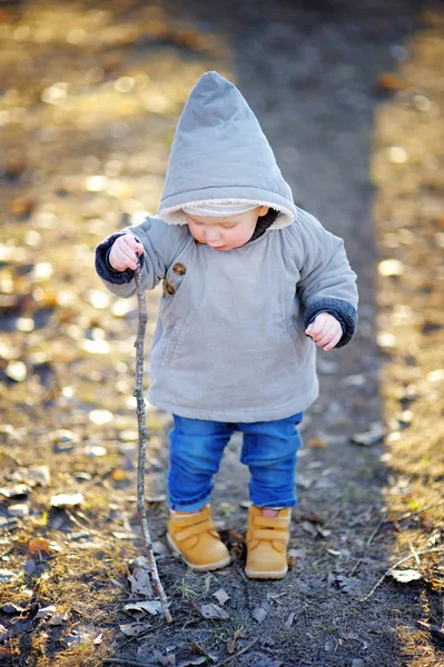 Красивый мальчик, гуляющий на улице. — стоковое фото