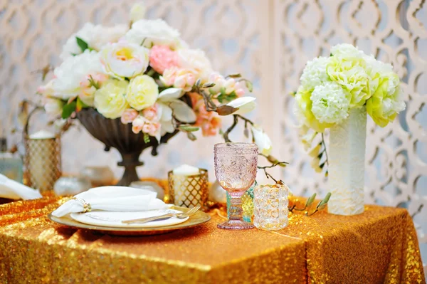 Elegante conjunto de mesa de ouro — Fotografia de Stock