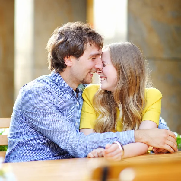 Jovem casal feliz no café ao ar livre — Fotografia de Stock