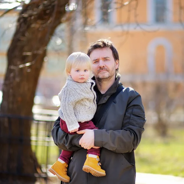 Padre de mediana edad con su hijo pequeño — Foto de Stock