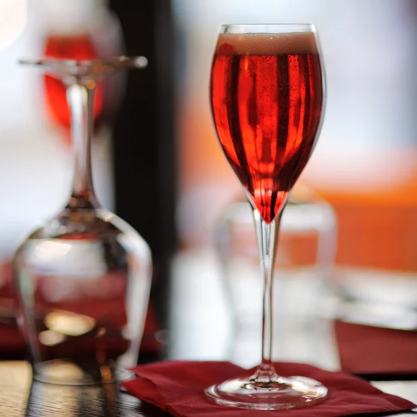 Glas med franska alkohol dryck Kir Royal — Stockfoto