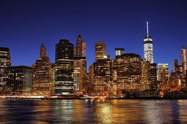 밤에 하늘 높이 솟은 뉴욕 시의 만리장성 — 스톡 사진
