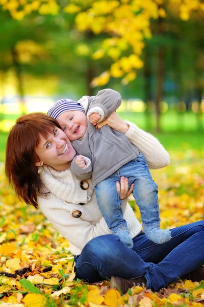 Junge Mutter mit ihrem kleinen Baby hat Spaß — Stockfoto