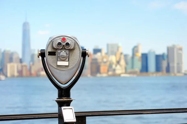 Lornetka patrząc na panoramę Manhattanu — Zdjęcie stockowe