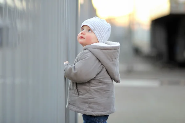 Batole boy v městě — Stock fotografie