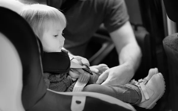 Tout-petit garçon dans le siège d'auto — Photo