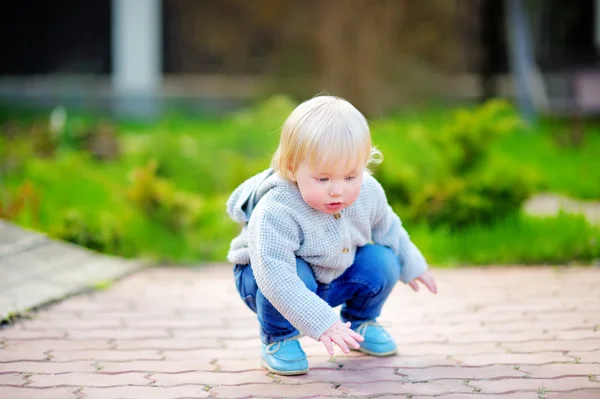 Tout-petit garçon jouant à l'extérieur — Photo