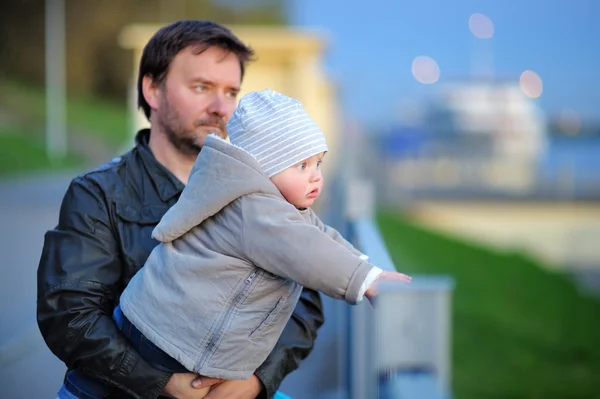 Açık havada bahar gününde yürüme yürümeye başlayan çocuk oğluyla baba — Stok fotoğraf