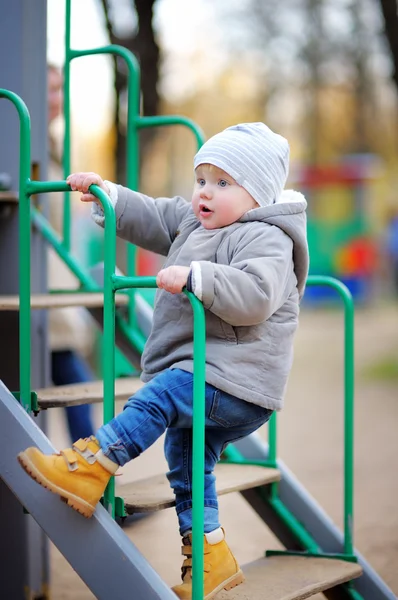 Niño en el patio de recreo — Foto de Stock