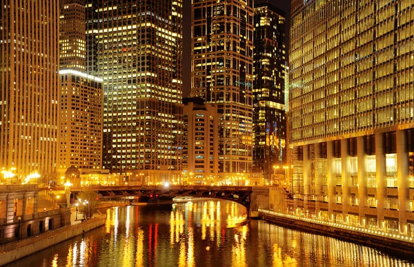 Центр Чикаго и река Чикаго ночью Стоковое Фото