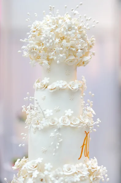 Delicioso bolo de casamento branco — Fotografia de Stock