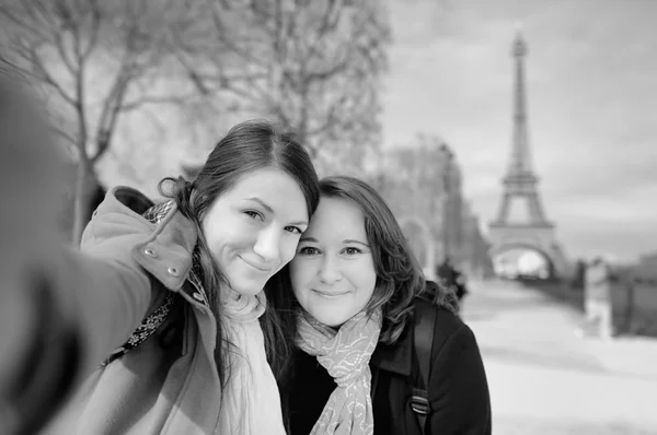 Dwóch młodych kobieta przy selfie w pobliżu Wieży Eiffla — Zdjęcie stockowe