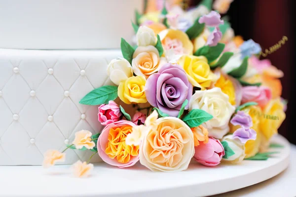 Feche a foto do delicioso casamento ou bolo de aniversário — Fotografia de Stock