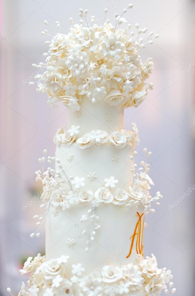 Delicious white wedding cake 