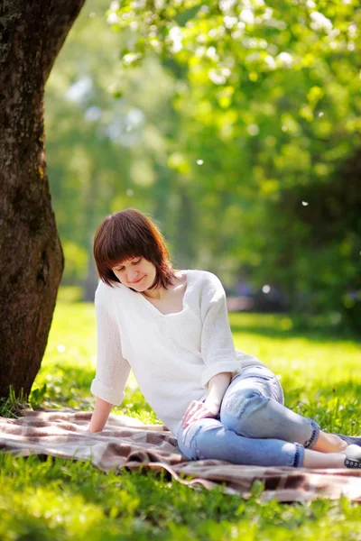 Mooie jonge vrouw buitenshuis — Stockfoto