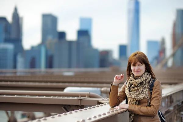 Junges mädchen auf brooklyn bridge — Stockfoto