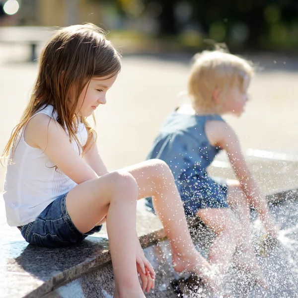 Sestry baví v fountain — Stock fotografie