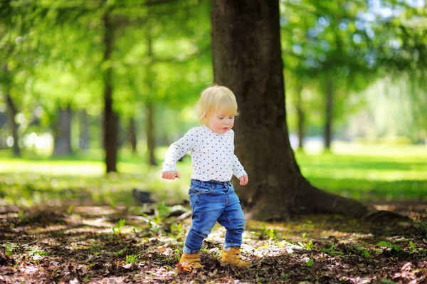 Bambino ragazzo che gioca nel parco — Foto Stock