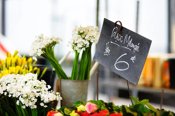 Срезанные цветы продаются на открытом воздухе — стоковое фото