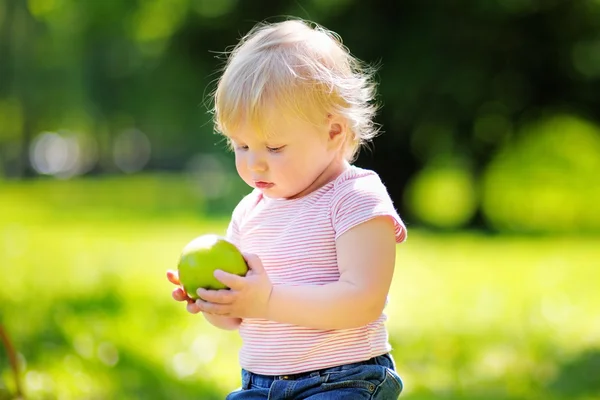 Niño comiendo manzana verde fresca — Foto de Stock