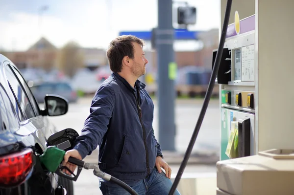 Man fylla bensin bränsle i bilen — Stockfoto