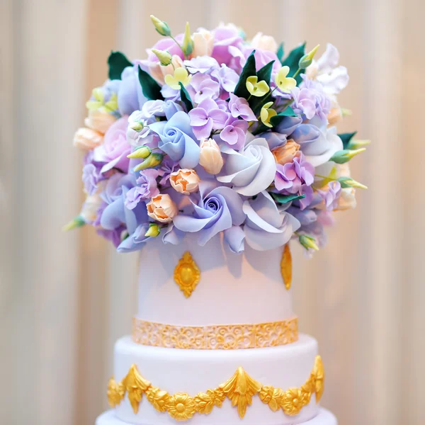 Delicioso casamento branco de luxo ou bolo de aniversário — Fotografia de Stock