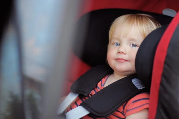 Peuter jongen in autostoel — Stockfoto