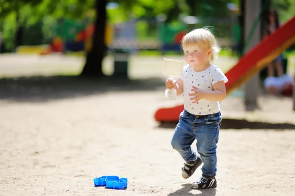 Batole boy na hřišti — Stock fotografie