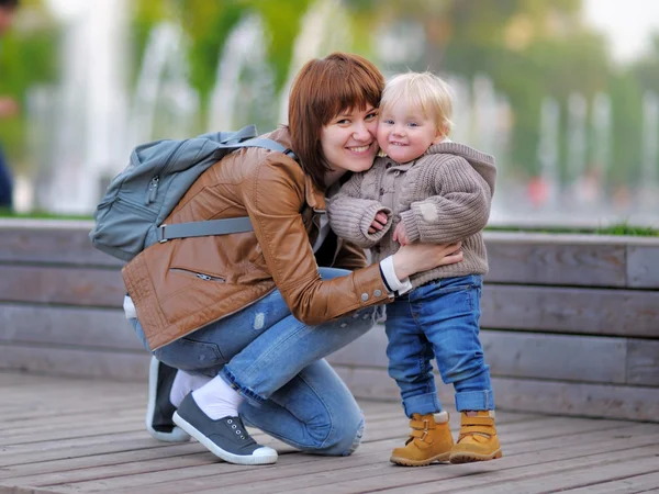 Junge Mutter mit ihrem kleinen Sohn — Stockfoto