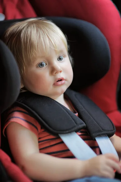 Portret van jongen in autostoel — Stockfoto