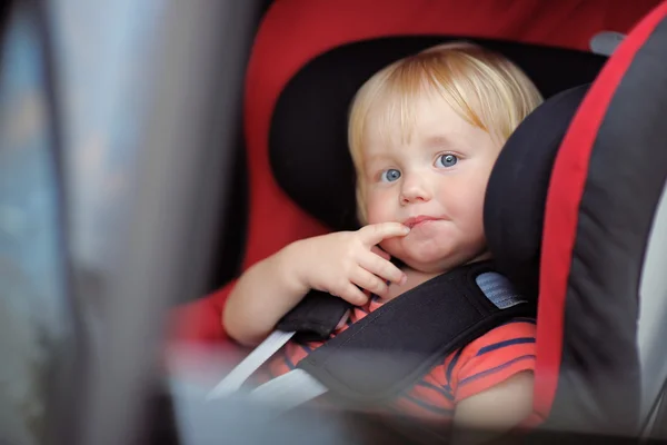 Småbarn pojke i bilbarnstol — Stockfoto