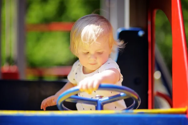 Menino criança no parque infantil — Fotografia de Stock