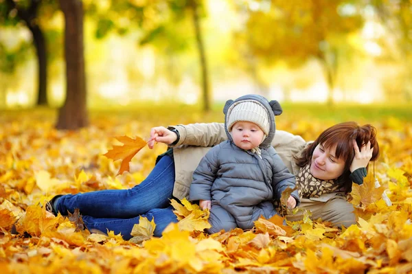 Молодая мать с ребенком осенью — стоковое фото