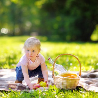 Güneşli parkta yürümeye başlayan çocuk 