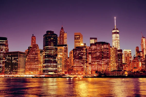 New York City Manhattan centrum skyline 's nachts — Stockfoto