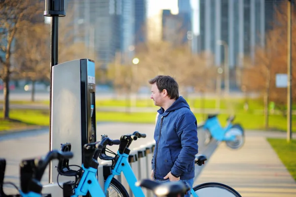 Homem tomando uma bicicleta para alugar em Chicago — Fotografia de Stock