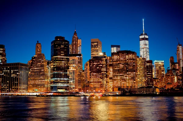 밤에 하늘 높이 솟은 뉴욕 시의 만리장성 — 스톡 사진