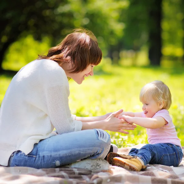 Junge Frau und ihr kleiner Sohn haben Spaß — Stockfoto