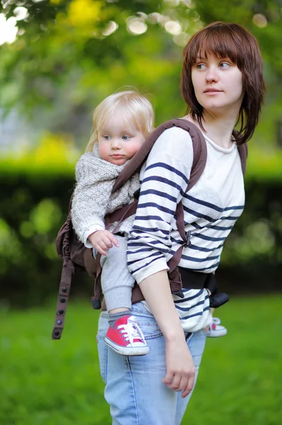 Jeune mère avec son enfant en bas âge — Photo