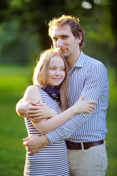 Jonge romantisch paar — Stockfoto