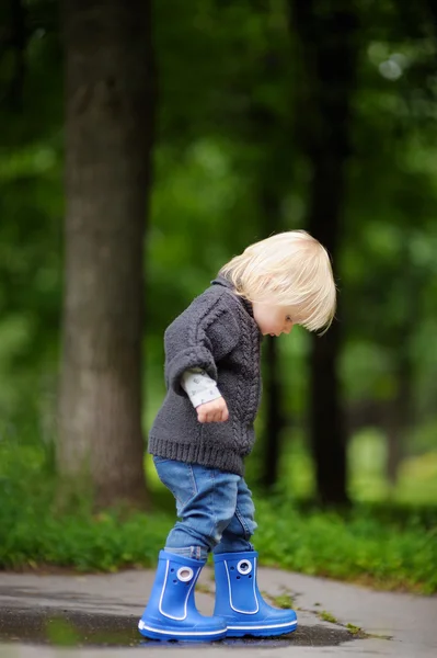 Toddler playing at the autumn day — Stock Photo, Image