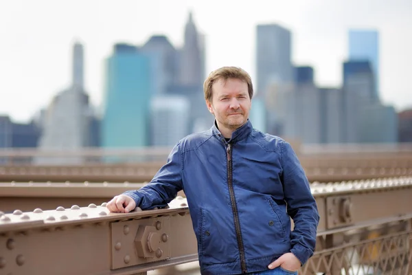 Medelålders man på Brooklyn Bridge — Stockfoto