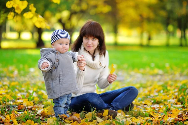 Jonge moeder met haar kleine babyjongen — Stockfoto