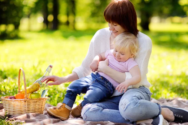 Junge Frau und ihr kleiner Sohn beim Picknick — Stockfoto