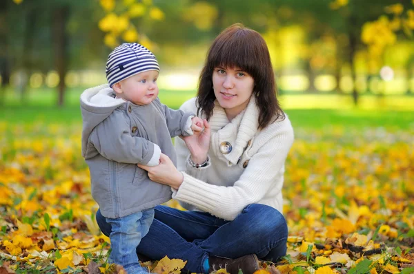 彼女の小さな男の子を持つ若い母親 — ストック写真