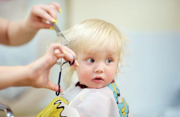 Toddler dziecko coraz jego Postrzyżyny — Zdjęcie stockowe