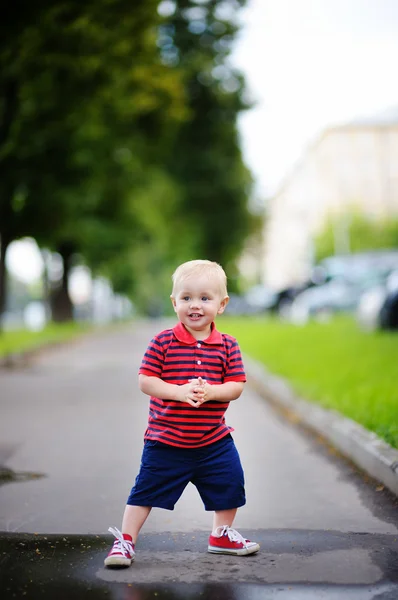 Bambino ragazzo che gioca in città — Foto Stock